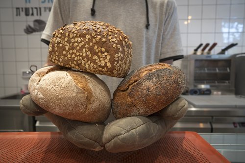 לחם חם (צילום: אנטולי מיכאלו)