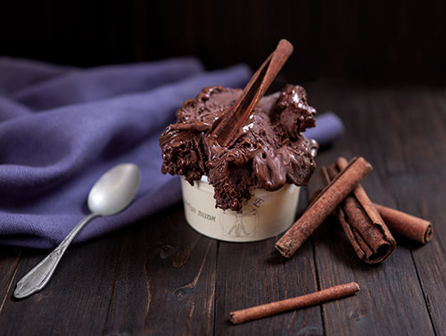 גלידת שוקולד מריר וקינמון בארטה. צילום: דניאלה קונטיני