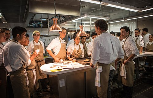 Round Tables: השף Diego Muñoz עם צוותו במטבח, צילום: Ines Menacho