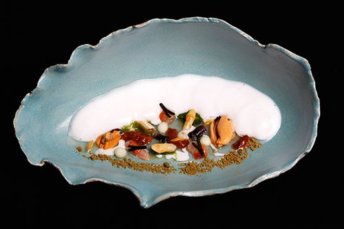 Round Tables: לברק עם אצות יפניות אדומות וירוקות של השף Jose Avillez. צילום: Paulo Jos Barata