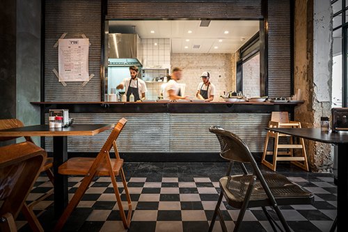 עשוי להכיל חומוס. הקונטיינר. צילום: אנטולי מיכאלו