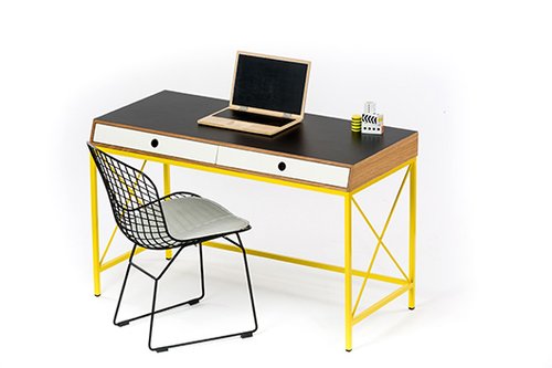 שולחן רגלים צהובות בשילוב מגירות בפלטת השולחן_בעיצוב שרית שני חי. צילום: דודי מוסקוביץ