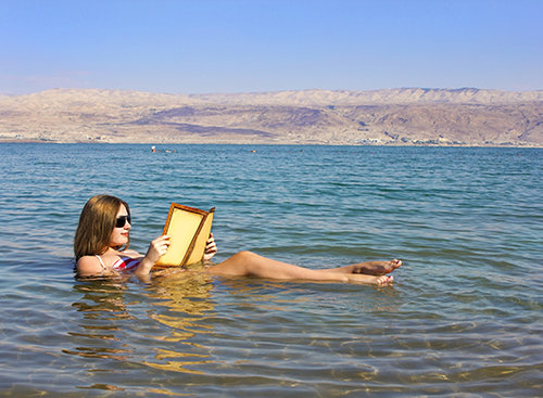 תיירת בים המלח. צילום: Shutterstock