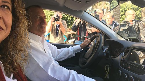 ראש העיר רון חולדאי במכונית אוטותל (צילום: כפיר סיון)