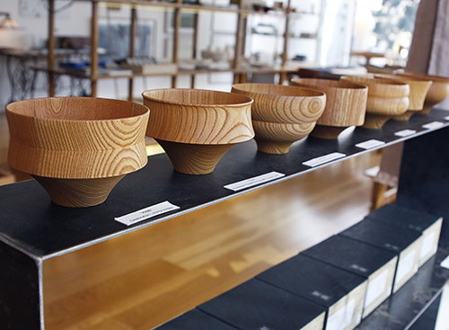 GatoMikuo, כלי עץ בעבודת יד וחריטה דייקנית ופדנטית שנעשים על ידי שישה אמנים. לכל קערה יש סימבול משלה למזל. מתאימים לסוגי מזון מגוונים. 320 צילום: אלונה הירש