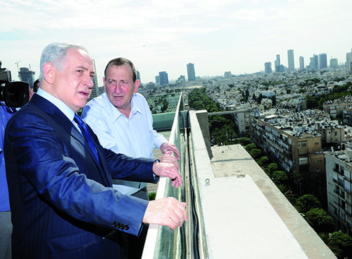 רון חולדאי ובנימין נתניהו בתל אביב (צילום: כפיר סיוון)