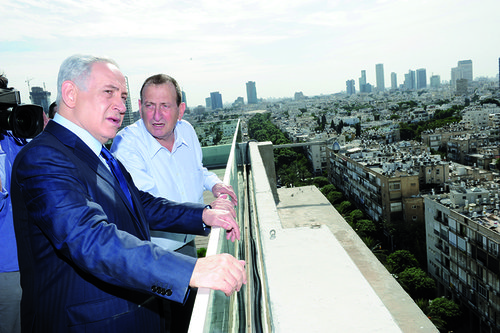 רון חולדאי ובנימין נתניהו בתל אביב (צילום: כפיר סיוון)