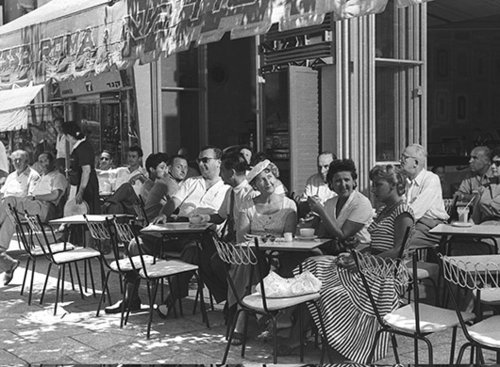 נורא הצנע הזה, נורא. קפה רומא, 1957. צילום: לע"מ