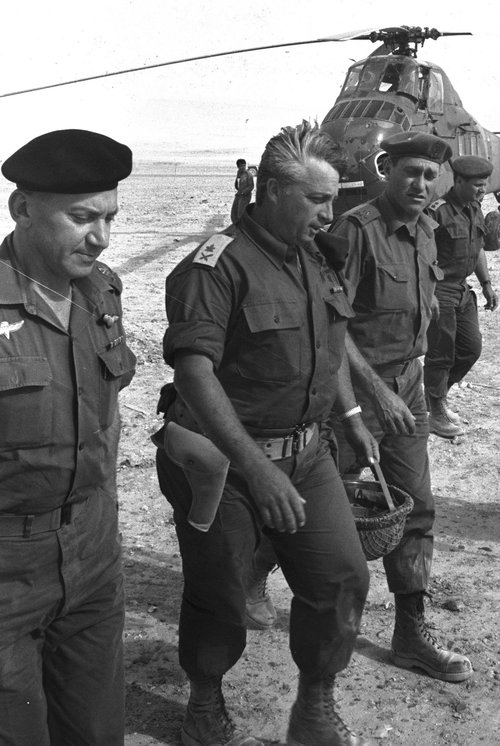 אריאל שרון וישעיהו גביש בנגב, 1967 (צילום: דוד רובינגר)