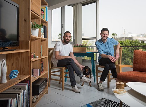 אליאור ג'רבי וברק דוד מזרחי בדירתם. צילום: נמרוד סונדרס