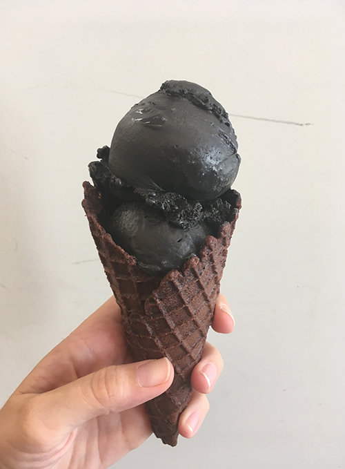 יפה לך שחור, גלידה שחורה בוזה. צילום: בוזה