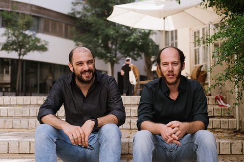 יאיר אגמון ואלעד שוורץ, יוצרי הטרמפיסטים. (צילום: בן קלמר) 