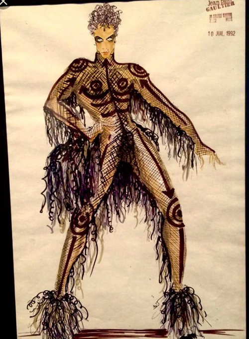 סקיצה מתוך העבודה על "האלמנט החמישי" של לוק בסון - תלבושת שיועדה לפרינס.