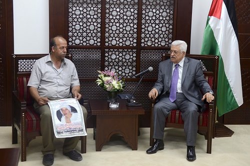 אביו של מוחמד אבו חדיר עם מחמוד עבאס (צילום: Getty Images)