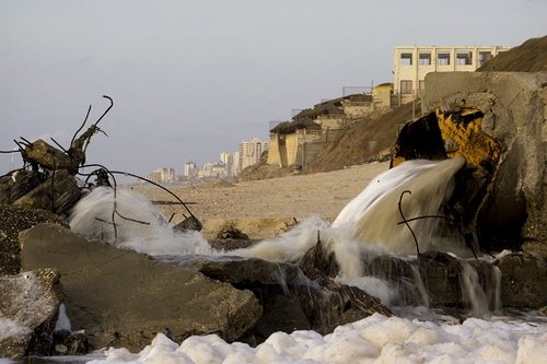 הביוב של עזה נשפך לים (צילום: Getty Images)