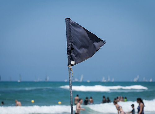 דגל שחור בחוף התל אביבי (צילום: שאטרסטוק)