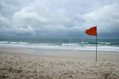 הרחצה מותרת בהגבלה. דגל אדום בחוף (צילום: שאטרסטוק)
