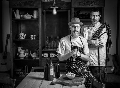 אייל סניור (מימין) ויוגב ירוס, מטבח חצר. צילום: אנטולי מיכאלו