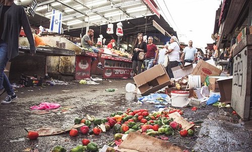 איסוף אוכל משוק הכרמל (צילום: רון אבנרי)