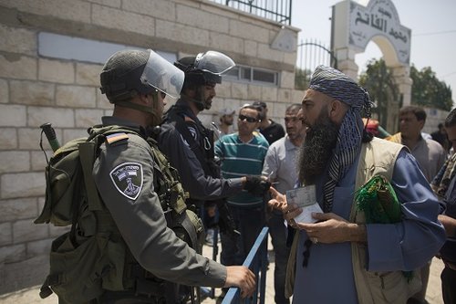 שוטרי מג"ב ופלסטינים במזרח ירושלים (צילום: Getty Images)