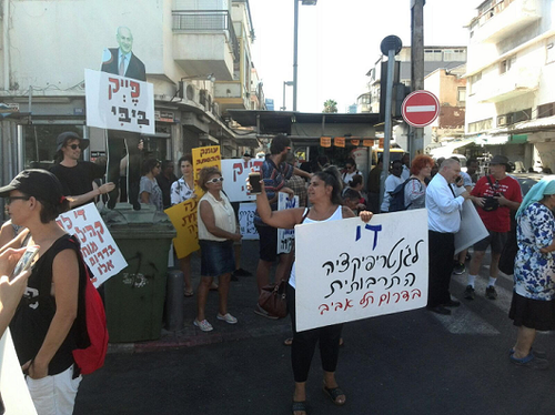 הפגנה בעקבות ביקורו של נתניהו בנווה שאנן (צילום: אלון רזניק)