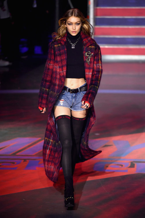 ג'יג'י חדיד בשבוע האופנה הלונדוני, צועדת עבור טומי הילפיגר. גזרה נמוכה על המסלול! צילום: גטי אימג'ס