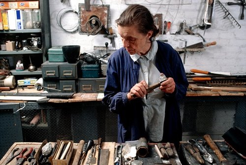 לואיז בורז'ואה בסטודיו שלה בשנת 1974 (צילום: מארק סטדוקאטי)