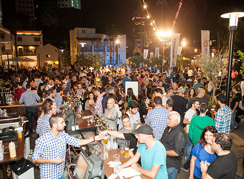 פסטיבל אוקטוברפסט בביר גרדן של פאולנר במתחם שרונה בתל אביב. צילום: דוד בר