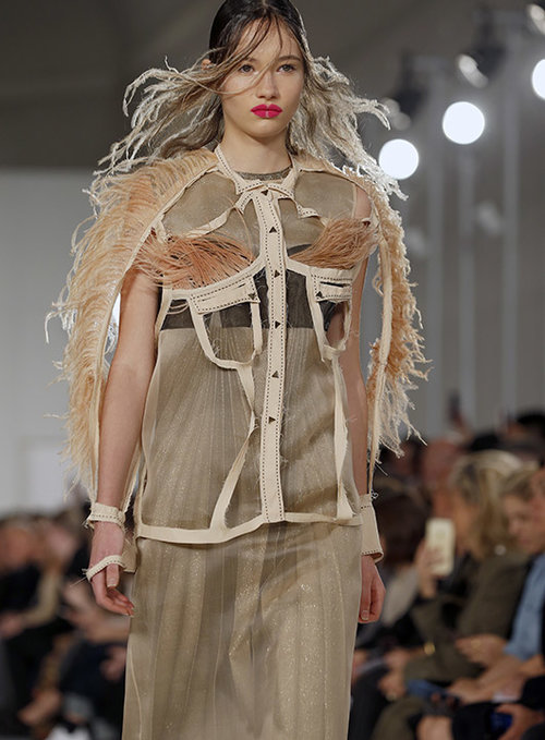 מתוך תצוגת מייסון מרג'יאלה בשבוע האופנה בפריז לעונת אביב קיץ 18. צילום: גטי אימג'ס