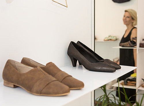 מיה לוי בחנות הנעליים בבעלותה "אוליב תומס". צילום: הילה עידו
