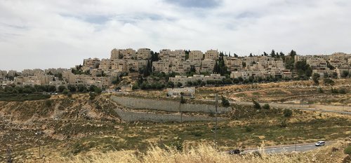 מבט מכפר פלסטיני לעבר התנחלות ישראלית. צילום: איי ווייוויי