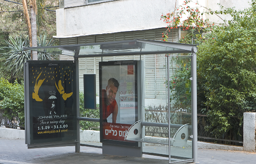 תחנת אוטובוס בתל אביב (צילום: אנטולי מיכאלו)