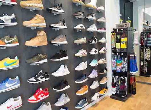 חנות הנעליים SneakerBoxTLV. צילום: הילה עידו