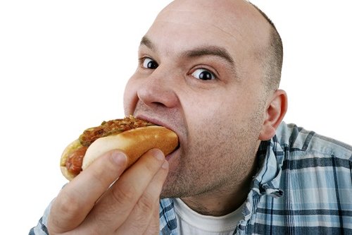 איש אוכל נקניקיה, אילוסטרציה (צילום: shutterstock)