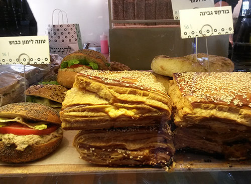 בורקס של לחמנינה, פה גדול. צילום: שירי כץ בורקס של לחמנינה, פה גדול. צילום: שירי כץ