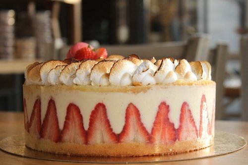 מאפיות ג'ייקובס, עוגת פרזייה צרפתית קלאסית. צילום: בר אופק