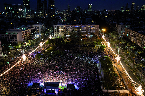 נטע ברזילי חוגגת ניצחון בכיכר רבין (צילום: גיא פריבס)
