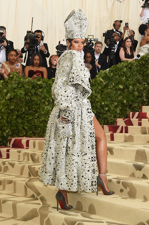 ריהאנה, האפיפיור, לובשת מייסון מרג'יאלה בעיצוב ג'ון גליאנו במט גאלה 2018. צילום: גטי אימג'ס