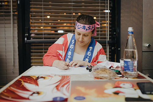 ציירת המנגה שיר בראייר בארוחת ההאראג'וקו במסעדת אמאמה. צילום: רביד פרי 