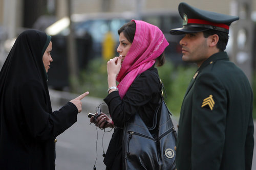 שוטרת איראנית נוזפת באישה על לבושה בטהראן