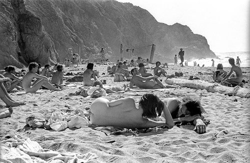 נודיסטים בחוף בסן פרנסיסקו. לא בדיוק אותו דבר (צילום: Getty Images)