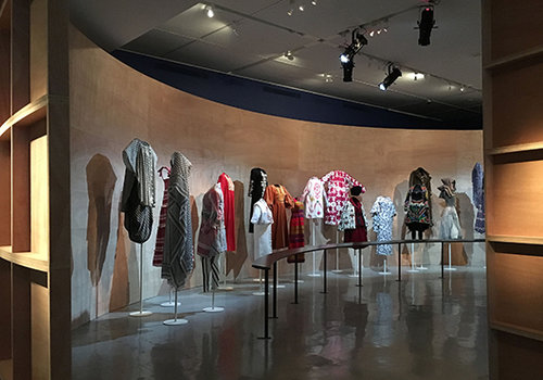 מתוך התערוכה &quot;מקום לאופנה: מסע בעקבות הבגד הישראלי&quot; במוזיאון ישראל. צילום: אלי פוזנר