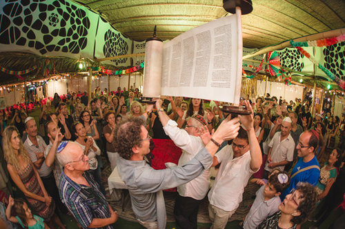 הקפות שוויוניות בסוכה. צילום: בית תפילה ישראלי