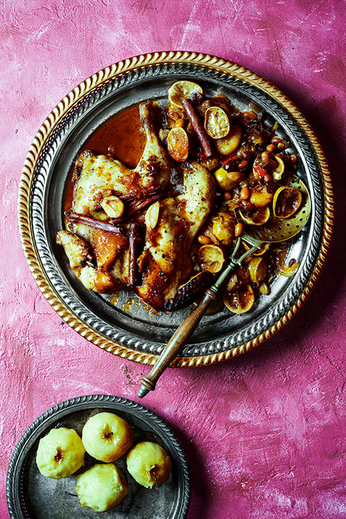 עוף צלוי בתפוחים ודבש עם טנזייה מרוקאית. צילום: בן יוסטר