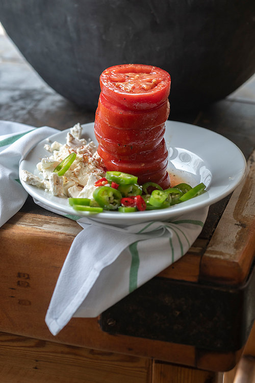 התוצר הסופי: מגדל עגבניה וגבינות. צילום: אנטולי מיכאלו