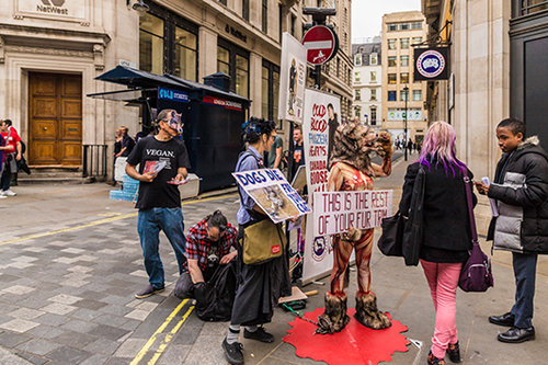 פעילים לזכויות בעלי חיים מחוץ לאירועי שבוע האופנה בלונדון. צילום: שאטרסטוק