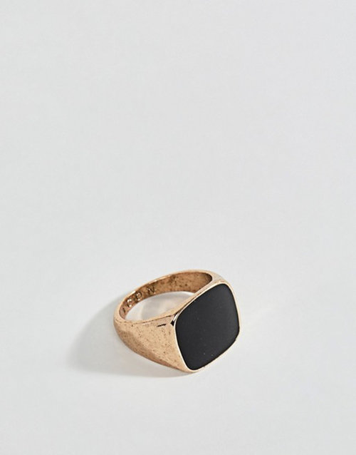 טבעת זהב עם אבן שחורה. צילום מסך מ-ASOS