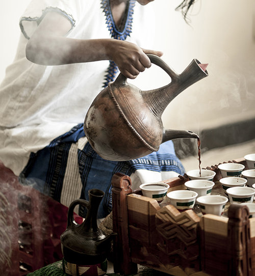 עם הקפה מוגש פופקורן ולחם אתיופי. צילום: שאטרסטוק